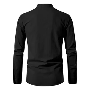 Vue arrière d'une chemise classique en coton et lin noir à col montant pour hommes