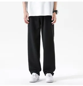 Détail d'un jean noir ample pour homme à coupe droite au style épuré et minimaliste