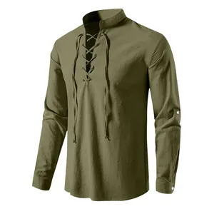 Vue détaillée de la chemise médiévale à lacets en coton et lin vert olive pour homme.