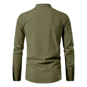 Vue arrière détaillée d'une chemise pour homme en coton et lin vert olive avec col officier
