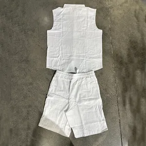 Sommerliches Leinen-Set für Herren mit ärmellosem Hemd und Shorts auf Steinboden.