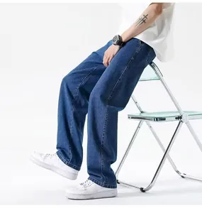 Dettaglio ravvicinato dei jeans in denim blu a gamba dritta e larghi da uomo.