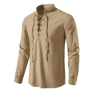 Détail d'une chemise en coton et lin de style médiéval avec col à lacets en kaki