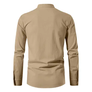 Vue arrière détaillée d'une chemise pour homme en coton et lin de couleur kaki