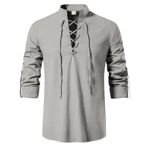 Vue détaillée d'une chemise rétro médiévale en coton et lin avec laçage et col officier