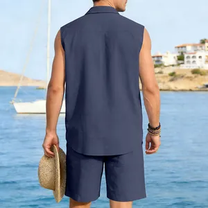 Rückansicht von marineblauem ärmellosem Leinenhemd und passenden Shorts für Herren am Strand