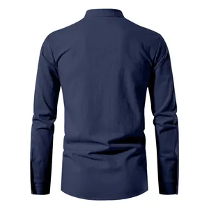 Vue arrière d'une chemise en coton et lin pour homme bleu marine à col montant et manches