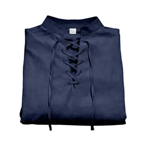 Détail de l'encolure à lacets et du col montant d'une chemise en lin bleu marine