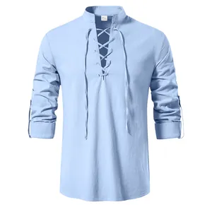 Vue détaillée de la chemise médiévale bleu clair pour hommes en coton et lin avec col montant