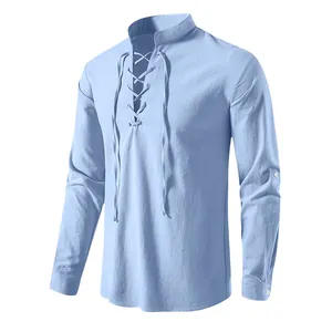 Vue détaillée d'une chemise médiévale à lacets en coton et lin bleu clair à col montant