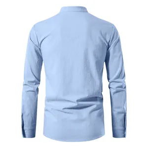 Vue arrière détaillée d'une chemise en lin bleu clair montrant texture et coutures