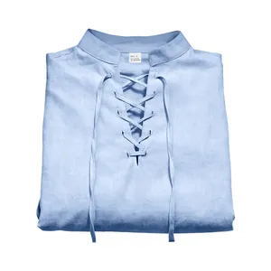 Détail d'une chemise Henley en lin bleu clair pour homme avec col officier à lacets
