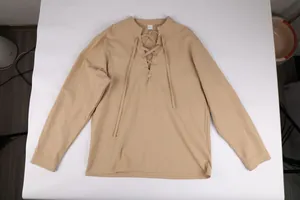 Vue détaillée de la chemise Henley en lin kaki à lacets pour hommes