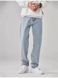 Jeans uomo larghi a gamba dritta in denim azzurro, perfetti per un look casual primaverile