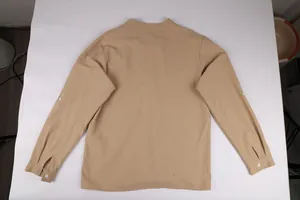 Vue arrière détaillée d'une chemise Henley en lin kaki à manches longues pour hommes décontractés
