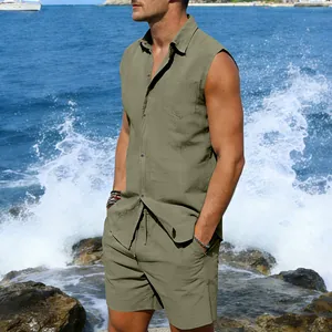 Detailansicht des olivgrünen ärmellosen Leinenhemds und der Shorts für Herren am Model
