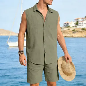 Detail eines olivgrünen Leinen-Sommersets für Herren mit ärmellosem Hemd und Shorts