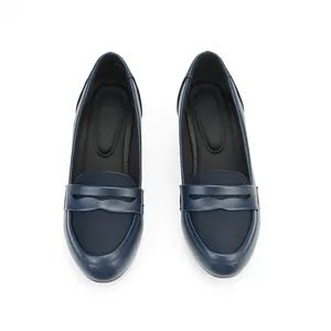 Vue de dessus détaillée de mocassins bleu foncé à bout rond pour le travail