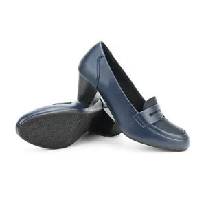 Gros plan de mocassins à talons bleu marine montrant le profil et la semelle