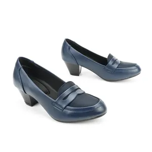Détails visuels des mocassins bleus à bout rond et talons hauts pour le travail de bureau