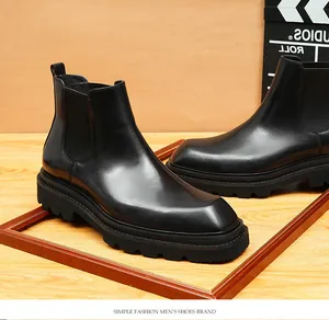 Detail van zwarte heren Chelsea boots van glanzend leer met dikke profielzool voor heren.