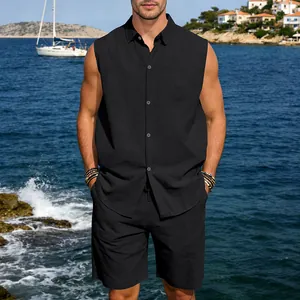 Detail des schwarzen ärmellosen Herren-Leinensets aus Hemd und Shorts für den Strand.