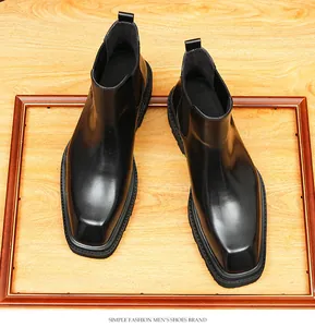 Bovenaanzicht van hoogwaardige zwarte glanzende leren Chelsea boots met vierkante neus