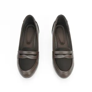 Vue de dessus de mocassins marrons élégants pour femmes avec semelle rembourrée