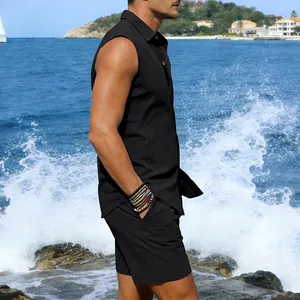 Seitenansicht eines Mannes in schwarzem ärmellosem Leinenhemd und Shorts am Strand
