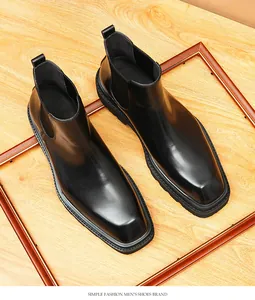 Gedetailleerde weergave van zwarte leren heren Chelsea boots met vierkante neus.