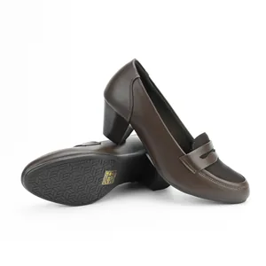 Vue détaillée d'escarpins mocassins marron foncé à talon moyen, profil latéral et semelle
