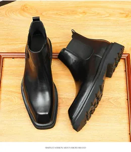 Elegante zwarte glanzende leren Chelsea boots voor heren met een dikke grove profielzool
