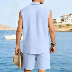 Rückansicht eines Mannes in einem hellblauen Leinen-Set aus ärmellosem Hemd und Shorts am Meer