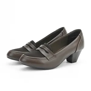 Mocassins élégants marron foncé à bout rond et talon bloc pour tenue professionnelle
