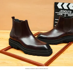 Detailopname van donkerbruine lakleren Chelsea boots voor heren met dikke profielzool