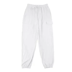 Atmungsaktive Leinen-Cargohose für Herren mit elastischem Kordelzug und Seitentaschen.