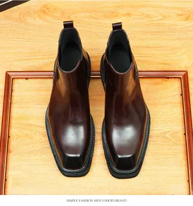 Gedetailleerde macro-opname van het donkerbruine glanzende leer van deze Chelsea boots