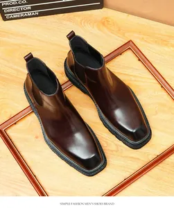 Close-up van gepolijste donkerbruine leren Chelsea-boots voor heren met plateauzolen