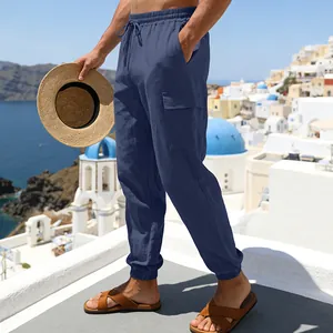Detailansicht der atmungsaktiven blauen Leinen-Cargohose mit Seitentasche und Saum