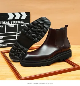 Gedetailleerde macro-opname van donkerbruine leren Chelsea-boots met dikke profielzolen