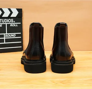 Achteraanzicht van zwarte leren Chelsea boots voor heren met dikke zolen.