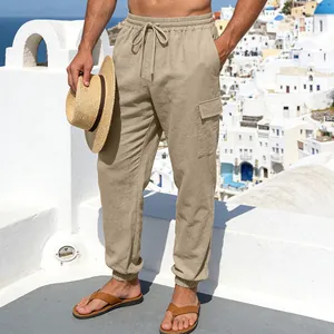 Lifestyle-Detail der beigen Herren-Leinen-Cargohose mit Kordelzug und Jogger-Bündchen