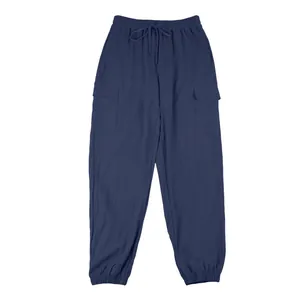 Detailansicht der dunkelblauen Herren-Leinen-Cargohose mit elastischen Bündchen.