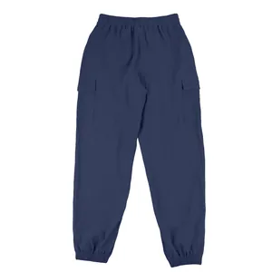 Detailansicht der dunkelblauen Leinen-Cargohose mit elastischen Bündchen und Taschen
