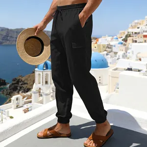 Detailansicht der schwarzen Herren-Leinen-Cargohose mit großen Seitentaschen auf Terrasse.