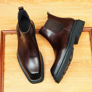 Heren Chelsea boots van bordeauxrood leer met vierkante neus en dikke rubberen zool.