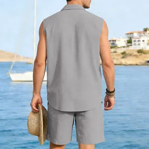 Rückansicht eines ärmellosen grauen Leinenhemd- und Shorts-Sets für Herren im Sommer.