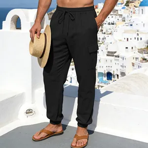 Lifestyle-Ansicht schwarzer Leinen-Cargohosen für Herren mit Kordelzug und Taschen.