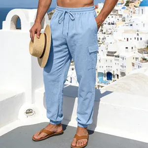 Hellblaue Leinen-Cargohose für Herren in sonniger mediterraner Außenumgebung