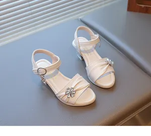 Detailansicht beiger Mädchensandalen mit einem eleganten Akzent aus Strassblumen